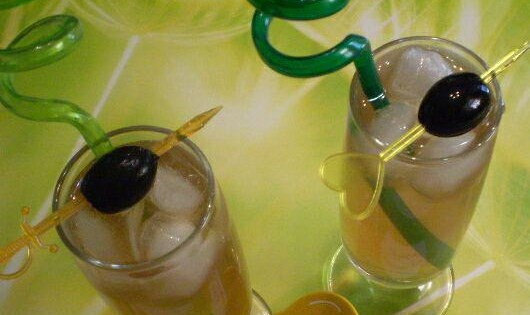 1. Этап. Коктейль с оливкой: Готовый коктейль с оливкой украсьте оливками на шпажках, подавайте охлажденным. Приятного аппетита!