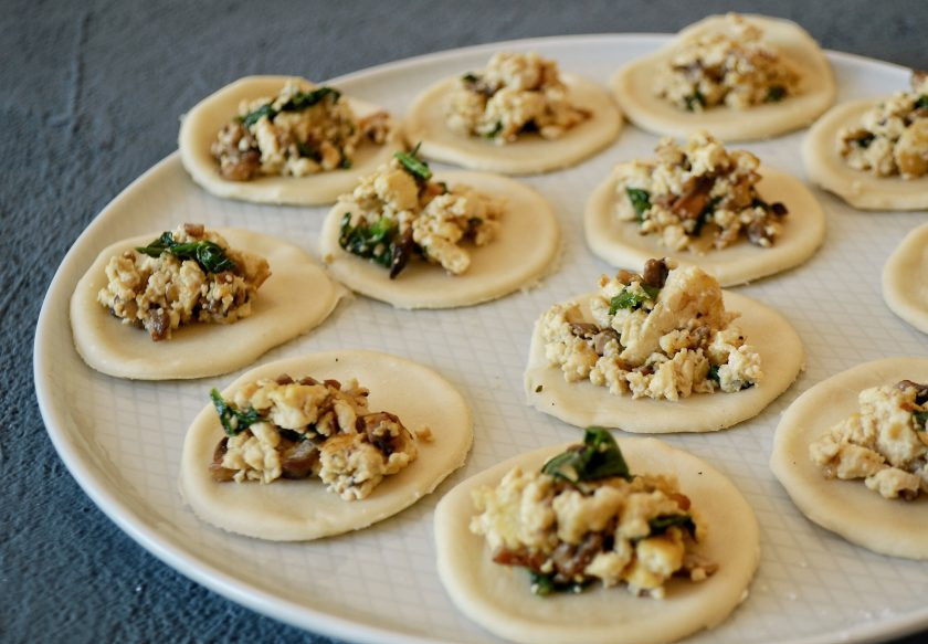 1. Этап. Вареники с тофу: В центр выложите начинку.