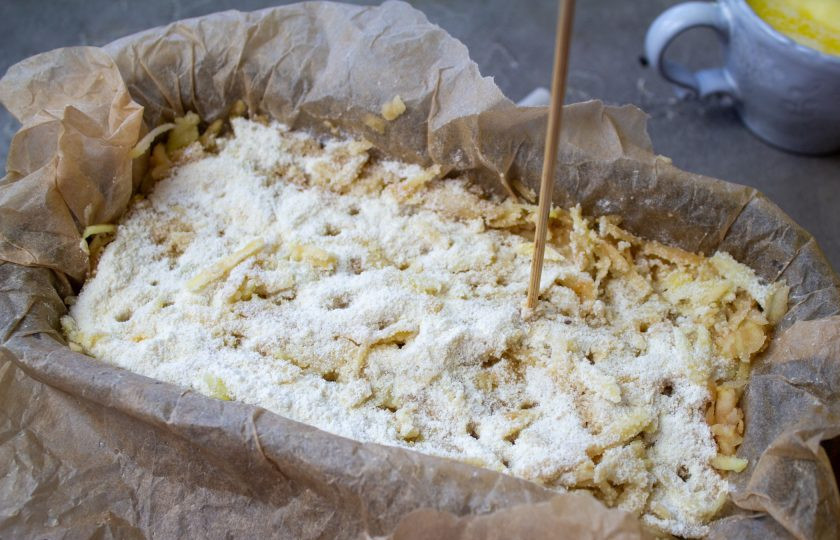 1. Этап. Насыпной яблочный пирог: На поверхности пирога сделайте шпажкой много проколов.