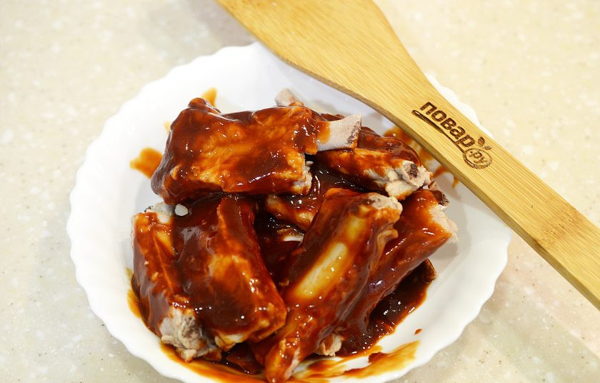 1. Этап. Свиные ребрышки в маринаде: 5. Залейте ребра маринадом и оставьте в холодильнике на ночь.