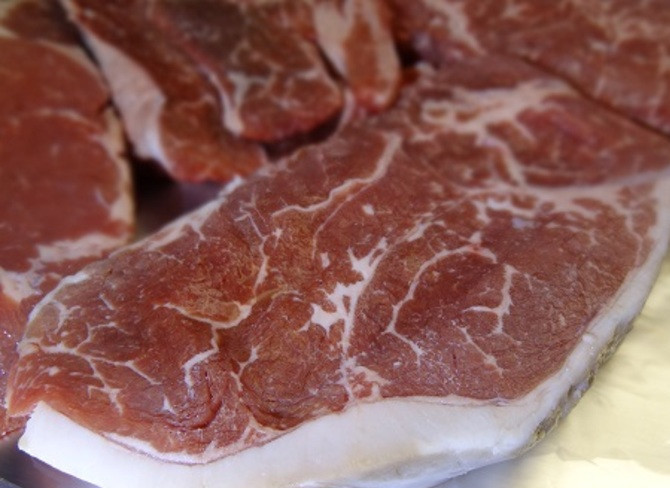 1. Этап. Говядина в кефире: Мясо натереть солью и перцем, сухой острый перец смолите.