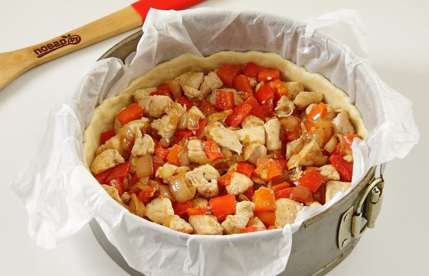 1. Этап. Пирог со сладким перцем и курицей: Сверху равномерно распределите начинку.