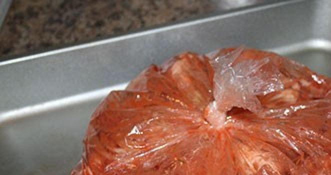 1. Этап. Маринованная свинина в духовке на обед: 4. Теперь отправляем мясо в мешок для запекания (рукав) в разогретую до 190 градусов духовку. Выпекаем около получаса при температуре 170 градусов.