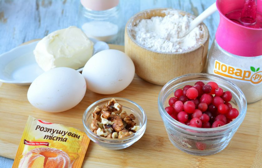 1. Этап. Клюквенный пирог с орехами: Подготовьте все ингредиенты.