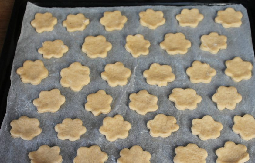 1. Этап. Песочное печенье с бананом: Заготовки выкладываем на противень покрытый пекарской бумагой. Выпекаем при температуре 180-190 градусов около 12 минут.