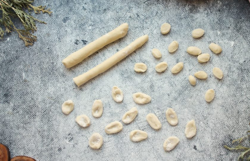 1. Этап. Лакский хинкал: Тесто разделите на куски и скатайте тонкие колбаски. Каждую разрежьте поперек на небольшие части и придавите пальцем середину каждой части.