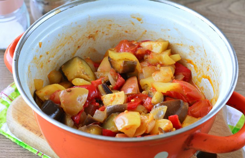 1. Этап. Икра из баклажанов с яблоками на зиму: Овощи стали мягкими и выделили достаточное количество сока. Икра почти готова.