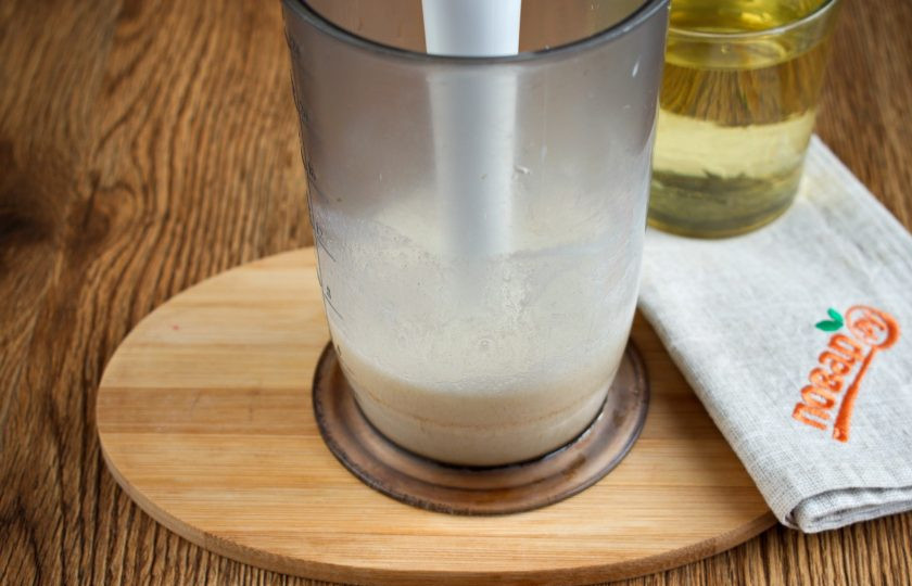 1. Этап. Домашний майонез на молоке: Молоко, горчицу, лимонный сок взбейте блендером до однородности. Продолжая взбивать, медленно вливайте растительное масло тонкой струйкой.