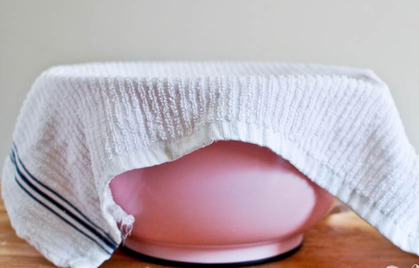 1. Этап. Домашние лепешки наан: 3. Накрыть тесто влажной тканью и дать постоять в теплом месте в течение минимум 2 часов.