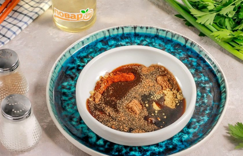 1. Этап. Заправка для корейских салатов: Влейте рисовый или яблочный уксус, соевый соус с любым вкусом: чесночным, имбирным и т.д. Можно не добавлять уксус, если не любите кислинку в салатах.