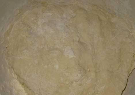 1. Этап. Хинкали в пароварке: Добавляем столько муки, пока у нас не получится тугое однородно тесто.