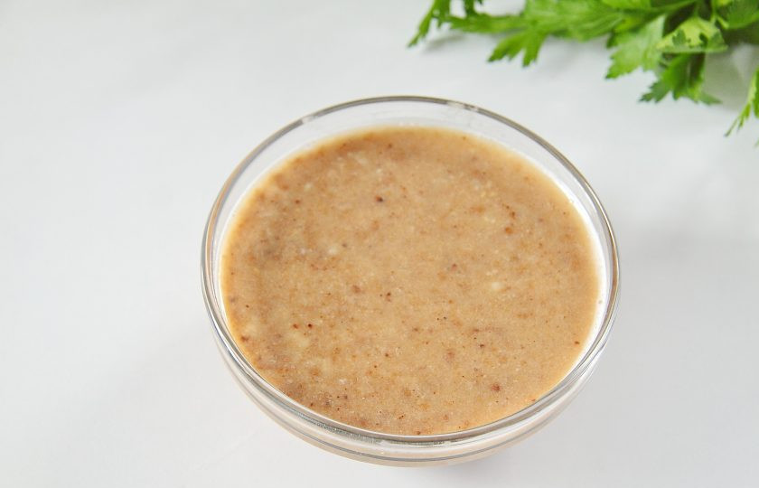 1. Этап. Африканская курица: 2. Для приготовления соуса, арахис необходимо обжарить на сухой сковороде, после чего перемолоть миксером. Для облегчения процесса можно добавить к орехам немного растительного масла или воды. Перемолотый арахис разведите готовым бульоном, перемешайте и уберите пока в сторону. Жарить в течение нескольких минут. Добавить кусочки курицы. Хорошо размешать и жарить несколько минут, помешивая.