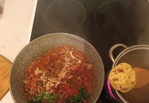 1. Этап. Яичная лапша с кальмаром и овощами: Вода в кастрюле закипела, опускаем туда лапшу. Расскажу свой секрет: чтоб лапша имела желтоватый цвет - я добавляю куркуму, а чтоб не слипалась - в кипяток ложку растительного масла. Варим всё это не до готовности лапши. У меня на упаковке написано 6-7 минут, я варил 5 (кошка засекала время).