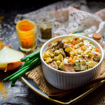 Салат с куриной печенью и горошком