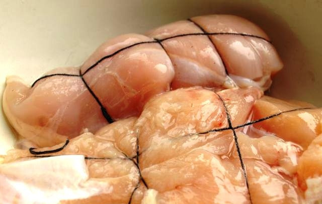 1. Этап. Пастрома из куриного филе: На следующий день воду сливаем, а куриное филе туго связываем нитками (как на фото). Это делается для того, чтобы мясо не потеряло нужную нам форму.