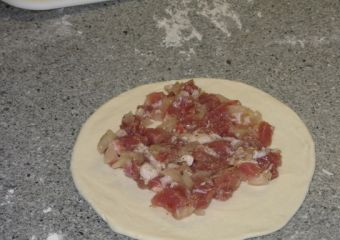 1. Этап. Самса уйгурская: 6. Выложить на тесто начинку, оставляя немного места по краям теста.