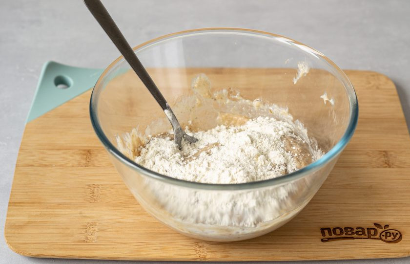 1. Этап. Постные овсяные оладьи: Добавьте муку, разрыхлитель и щепотку соли.