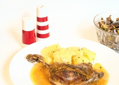 1. Этап. Нежные утиные ножки с ароматным маслом: Я приготовила из бульона соус. Для этого, поджарила на сухой сковороде 1 ст. ложку муки, добавила постепенно бульон и копчёную паприку, проварила 1 минуту.