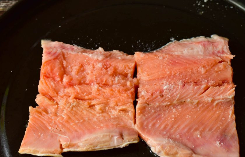 1. Этап. Горбуша с мексиканской смесью в духовке: Посолите рыбу.