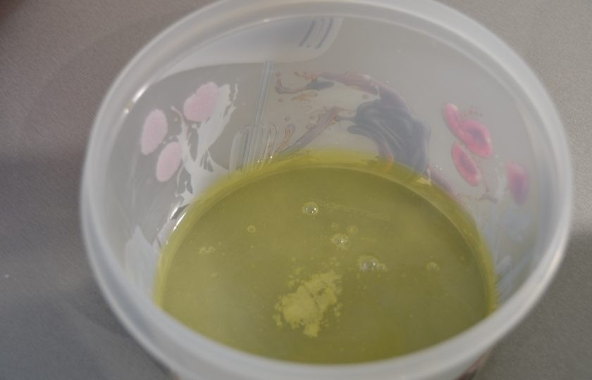 1. Этап. Мокрый бисквит: Добавьте к белкам щепотку соли.