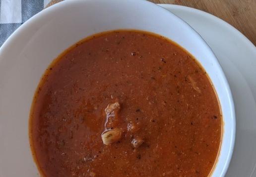 1. Этап. Ленивый томатный суп с тунцом: Горячий суп разливаем по тарелкам.