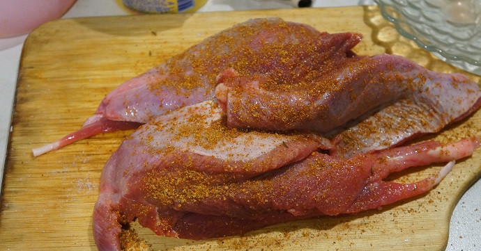 1. Этап. Индейка, тушеная в сметане: Промойте индейку, натрите специями хорошенько. Пусть помаринуется минут 15.