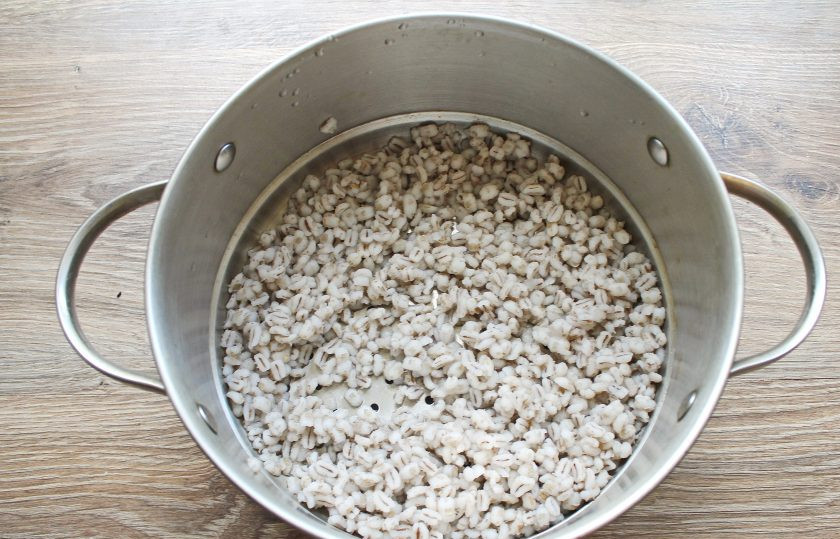 1. Этап. Перловка с лисичками: Слейте воду и еще раз промойте перловку. Залейте чистой водой, посолите и варите на среднем огне до готовности. На это уйдет примерно 30-40 минут, в зависимости от крупы. Откиньте крупу на дуршлаг, промойте и дайте воде полностью стечь.