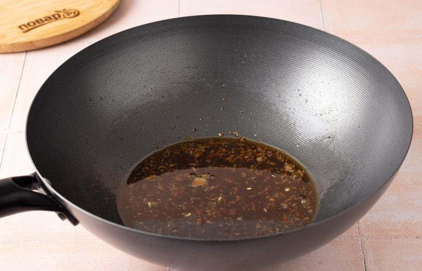 1. Этап. Соевое мясо в воке: Влейте воду и соевый соус, добавьте подсластитель. Доведите до кипения.