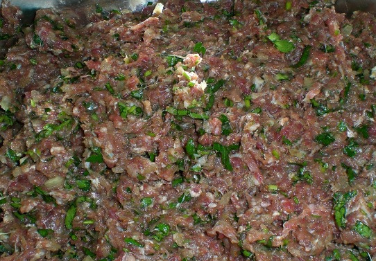 1. Этап. Хинкали с мясом: Вливаем в фарш бульон и перемешиваем все до однородного состояния.