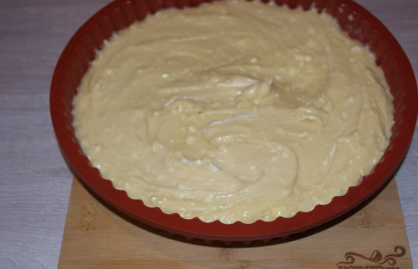 1. Этап. Вишневый пирог из замороженной вишни: Тесто переложите в форму для запекания.