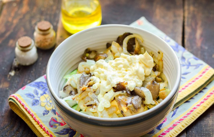 1. Этап. Салат из вешенок и кальмаров: Заправьте салат майонезом, добавьте соль и перец. Перемешайте все и подавайте салат к столу.