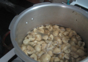 1. Этап. Суп с курицей и гречкой: Варим грибы в кастрюле 15 минут.