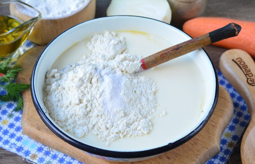 1. Этап. Капустный заливной пирог на майонезе и сметане: Всыпьте муку.