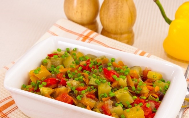 1. Этап. Кабачки с болгарским перцем: Готово! Сверху присыпьте зеленью и подавайте к столу. Приятного аппетита!