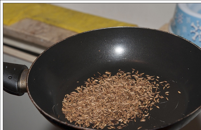 1. Этап. Квашеная капуста по-немецки: Семена тмина обжарим на хорошо разогретой сухой сковороде буквально 2 минутки — чтобы отдали аромат.