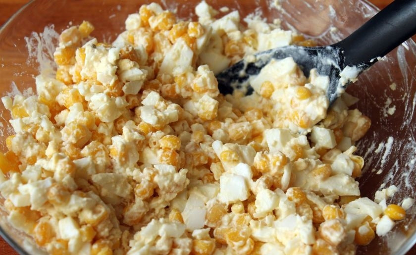 1. Этап. Салат из яиц и кукурузы: 4. Добавляю пару ложек майонеза (тут ориентируюсь по вкусу), перемешиваю.