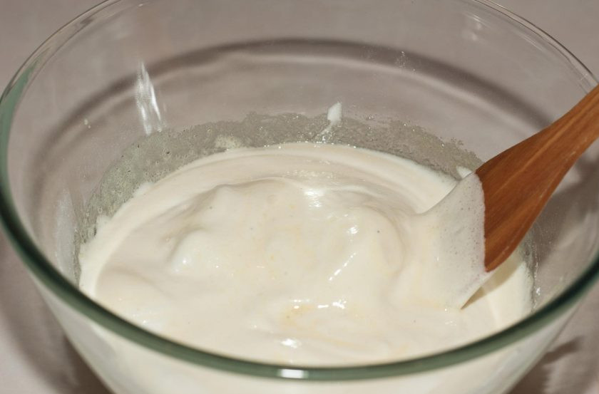 1. Этап. Торт с кремом из сливок: К желткам добавьте 1/3 белков. Аккуратно перемешайте массу лопаткой.