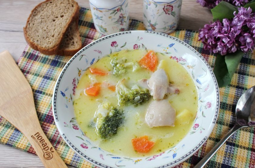 1. Этап. Сырный суп с брокколи и курицей: Сырный суп с брокколи и курицей готов. Ароматный, вкусный, сытный и полезный суп. При подаче в каждую тарелку выложите кусочек отварной курицы.