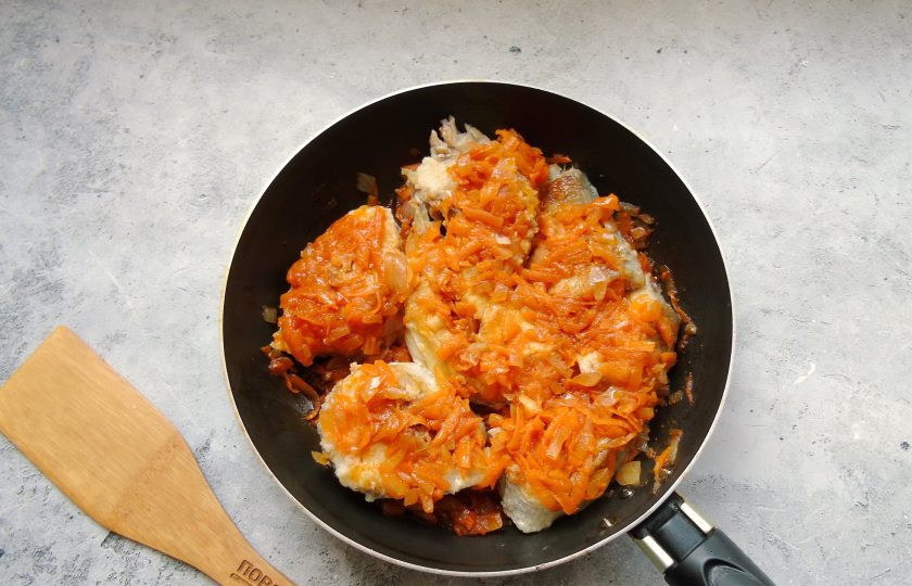 1. Этап. Минтай под маринадом из моркови и лука: Жареный минтай щедро покройте приготовленным маринадом. Поставьте в холод и дайте блюду хорошо настояться, а минтаю пропитаться маринадом.