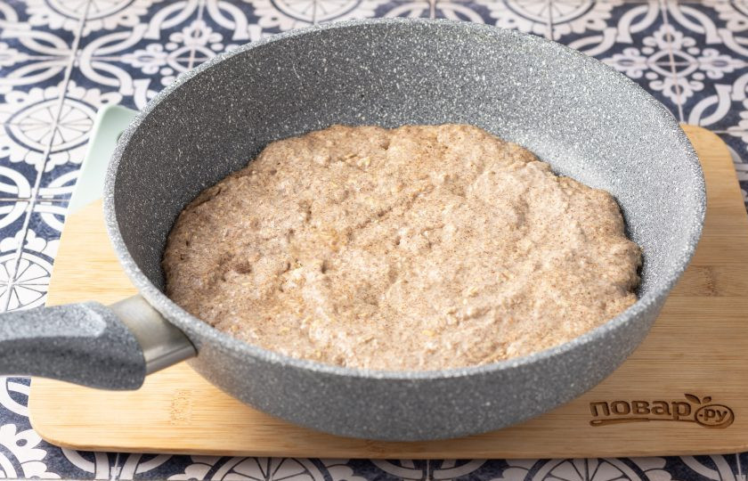 1. Этап. Овсяноблин без яиц и молока ПП: Разогрейте сковороду на небольшом огне и слегка смажьте растительным маслом. Выложите массу на сковороду ровным тонким слоем. Жарьте до золотистого цвета и полного испарения влаги.
