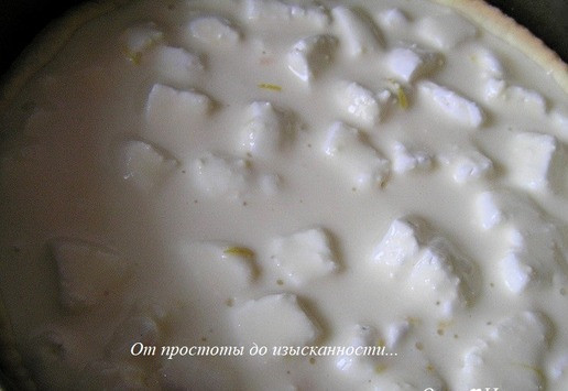 1. Этап. Праздничная кростата с зефиром: Залейте оставшейся творожной начинкой.