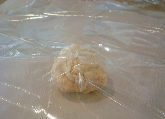 1. Этап. Мексиканское тако: 4. На рабочий стол положите лист пищевой пленки, на нее — тесто и сверху снова лист пленки.