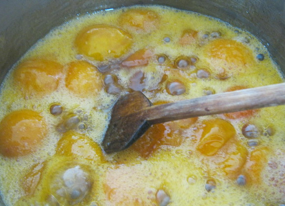 1. Этап. Варенье из абрикосов без воды: Затем убавляем огонь до среднего и варим варенье, помешивая, не более 4-5 минут.