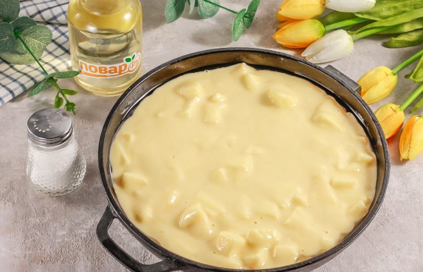 1. Этап. Манно-яблочный пирог Сочный: Разогрейте духовку до 180 градусов. Смажьте форму растительным или сливочным маслом, выложите в нее тесто с яблоками. Поместите форму в духовку на 25-30 минут.