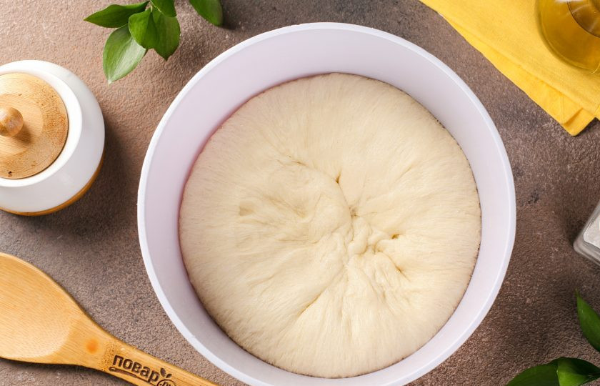 1. Этап. Пышные жареные пирожки на кефире с дрожжами: Подошедшее тесто необходимо обмять и дать ему подняться ещё раз.