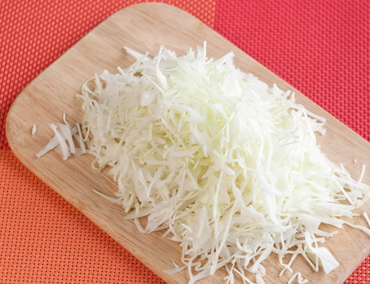 1. Этап. Салат с сухариками и солеными огурцами: Капусту нашинкуйте мелкой соломкой.