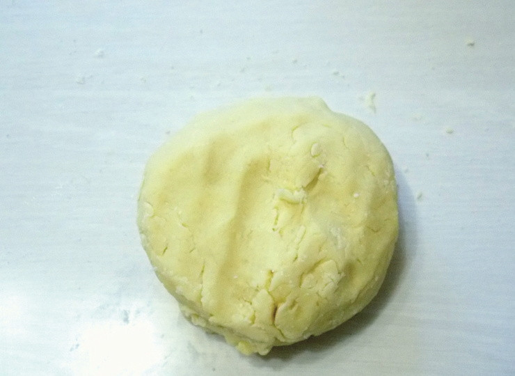 1. Этап. Песочный пирог с заливкой: Замесите мягкое тесто и положите в полиэтиленовый пакет. Уберите его в холодильник на 80 минут.