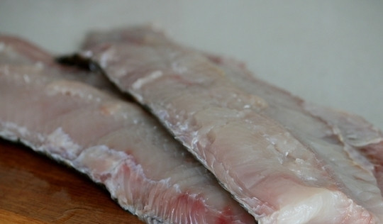 1. Этап. Рыбные котлеты из щуки: Теперь делаем два надреза вдоль хребта и на брюшке, вычищаем внутренности, отрезаем голову, плавники и хвост. Аккуратно отделяем филе от хребта.