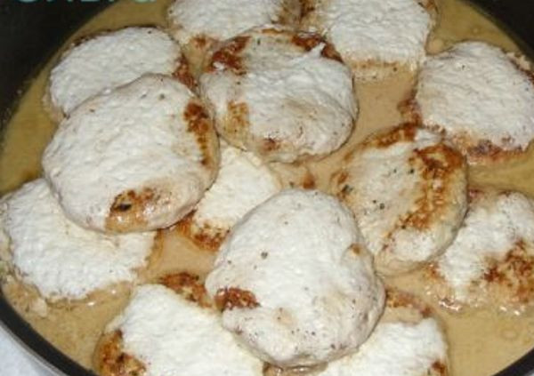 1. Этап. Биточки из куриного фарша: И потомите на слабом огне в течение 5-7 минут. Подайте с вашим любимым гарниром.