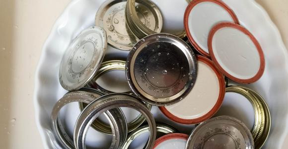 1. Этап. Джем из абрикосов без косточек: Крышки можно залить кипятком или также прокалить в духовке.